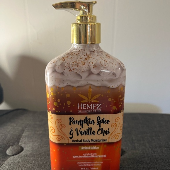 Hempz Limited Edition pumpkin spice and vanilla chai Herbal Body Moisturizer - - Picture 1 of 3